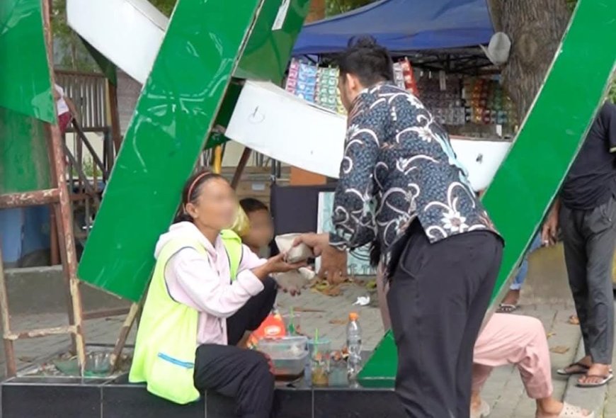 Jumat Berkah, Bagikan Makanan Gratis untuk Warga