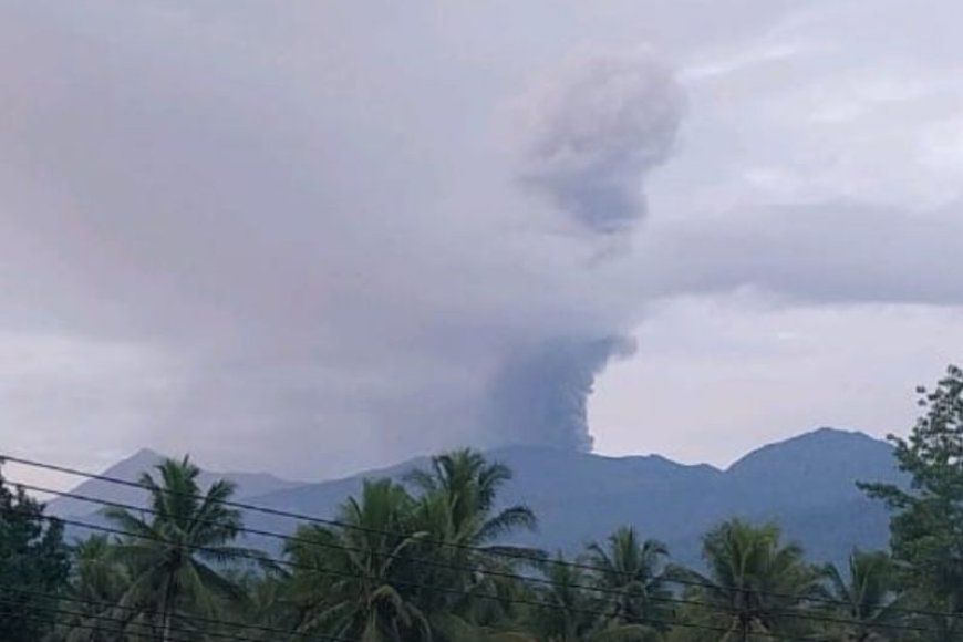 Gunung Dukono di Halmahera Utara Erupsi Rabu Pagi
