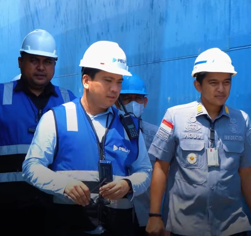 Petugas Imigrasi Periksa Kapal Berbendera China
