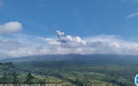Gunung Semeru Erupsi dengan Tinggi Letusan 700 Meter di Atas Puncak