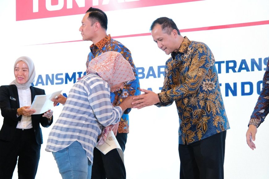 Pemerintah Serahkan 1.120 Sertipikat untuk Transmigran di Sukabumi, Wamen Ossy: Ini Pengakuan Negara