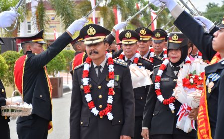 Tradisi Pedang Pora di Wisuda Purna Bhakti Personel Polri dan ASN Polda Sulteng