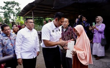 Lampaui Target Penyelesaian PTSL, Menko AHY dan Wamen Ossy Serahkan Sertipikat di Pacitan
