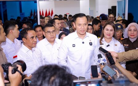 Menko AHY Didampingi Wamen Ossy Serahkan Sertipikat di Donggala