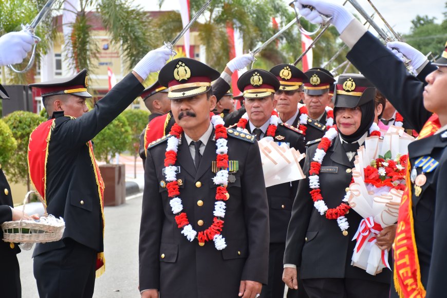 Tradisi Pedang Pora di Wisuda Purna Bhakti Personel Polri dan ASN Polda Sulteng