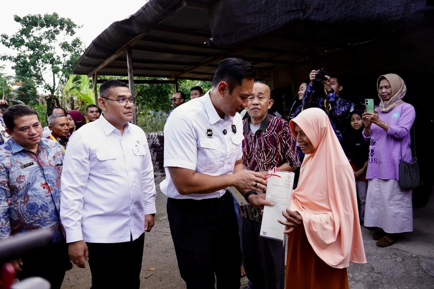 Lampaui Target Penyelesaian PTSL, Menko AHY dan Wamen Ossy Serahkan Sertipikat di Pacitan