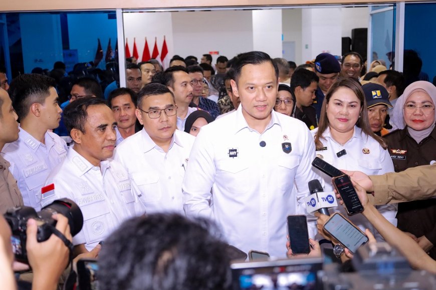 Menko AHY Didampingi Wamen Ossy Serahkan Sertipikat di Donggala