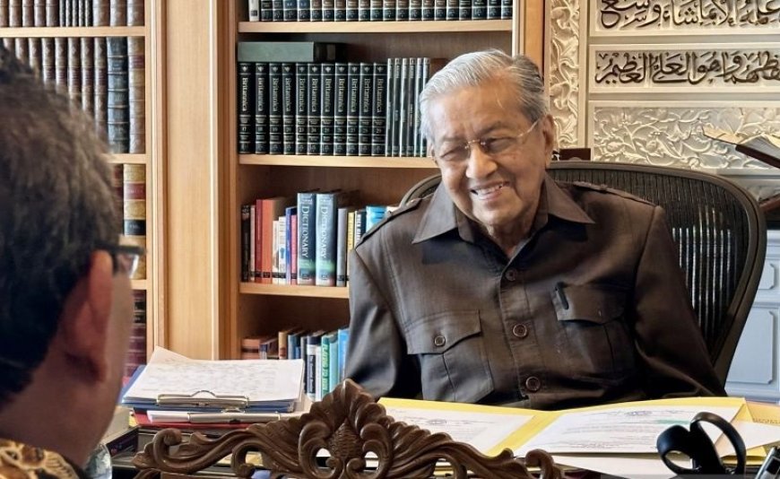 Mahathir Mohamad si "Soekarno Kecil" Kini Berusia 100 Tahun