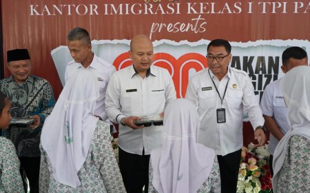 Imigrasi Bagikan 650 Paket Makanan Bergizi di SD Alkhairaat