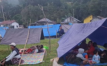 Masih Ada Gempa Susulan, Warga Tidur di Luar Rumah
