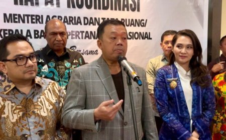 Hadiri Rakor di Ternate, Menteri Nusron Serahkan 28 Sertipikat Aset ke Pemprov Malut