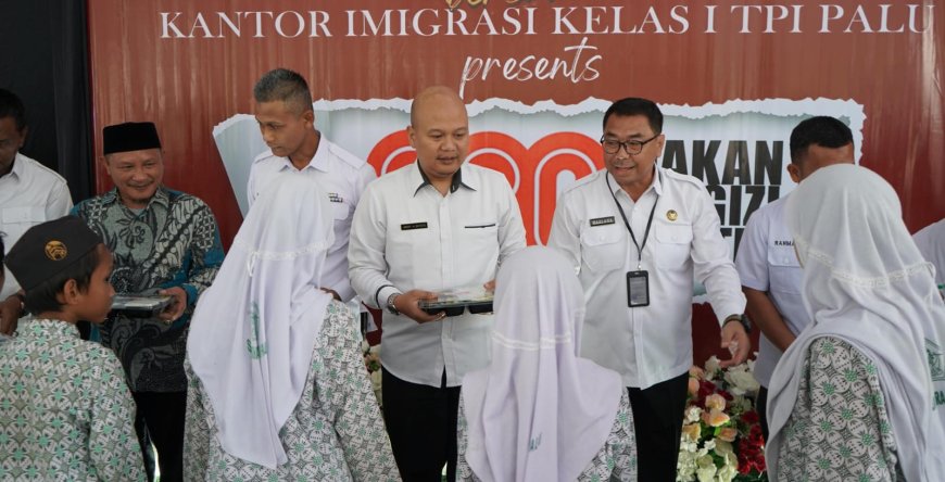 Imigrasi Bagikan 650 Paket Makanan Bergizi di SD Alkhairaat