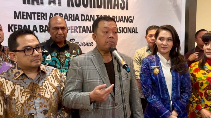 Hadiri Rakor di Ternate, Menteri Nusron Serahkan 28 Sertipikat Aset ke Pemprov Malut