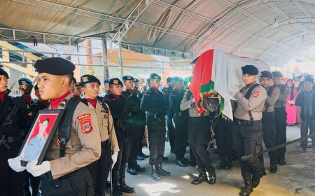 Khidmat dan Haru, Wakapolda Sulteng Hadiri Persemayaman AKBP (Purn) Sugeng Lestari