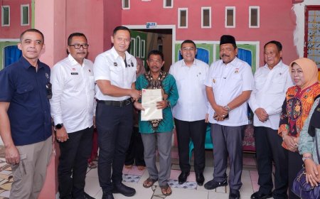 Bersama Menko AHY Serahkan Sertipikat di Bengkulu, Wamen Ossy Apresiasi Peran Pemdes