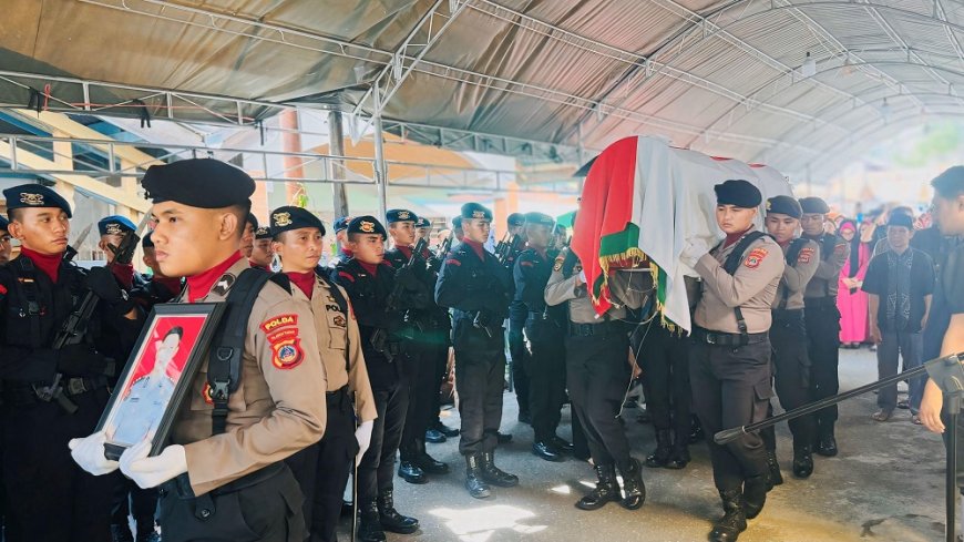 Khidmat dan Haru, Wakapolda Sulteng Hadiri Persemayaman AKBP (Purn) Sugeng Lestari