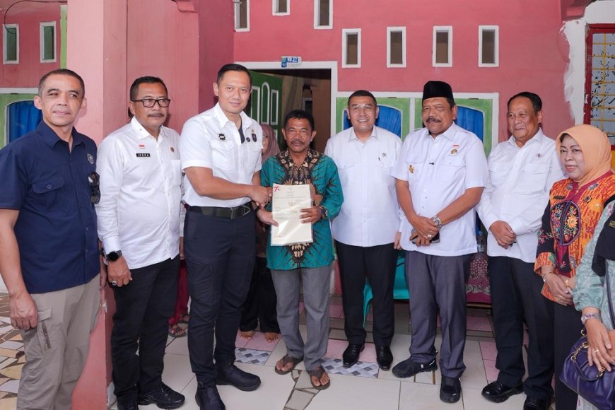 Bersama Menko AHY Serahkan Sertipikat di Bengkulu, Wamen Ossy Apresiasi Peran Pemdes