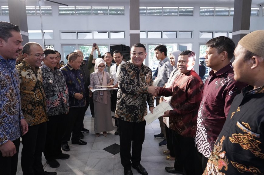 Serahkan Sertipikat ke Penggiat UMKM, Wamen Ossy Harap Masyarakat Dapat Kembangkan Usaha