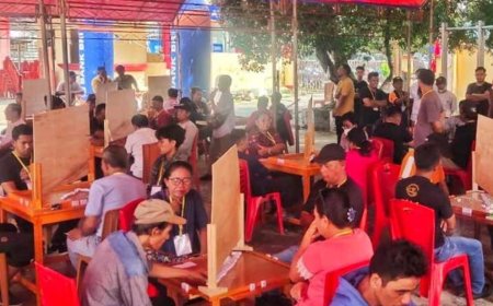 Perempuan Ikut Turnamen  Domino Kapolres Poso Cup I