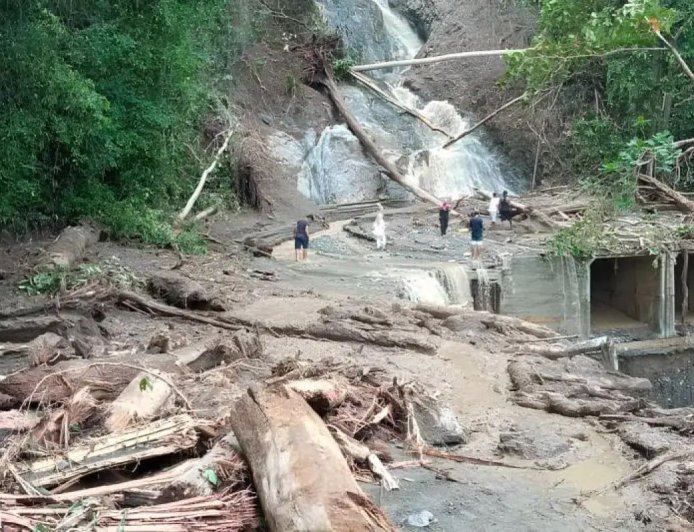 Banjir dan Longsor Putuskan Akses  Jalan Trans Sulawesi di Banggai