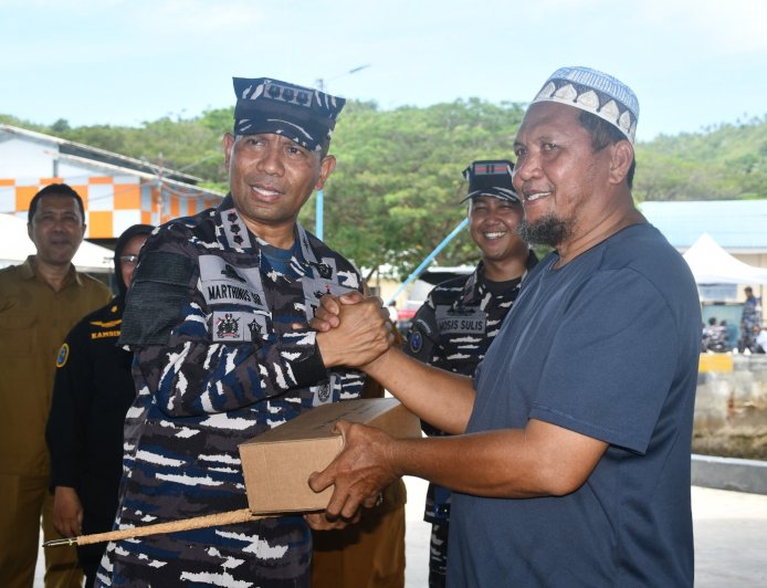 Nelayan Donggala Terima Alat VMS