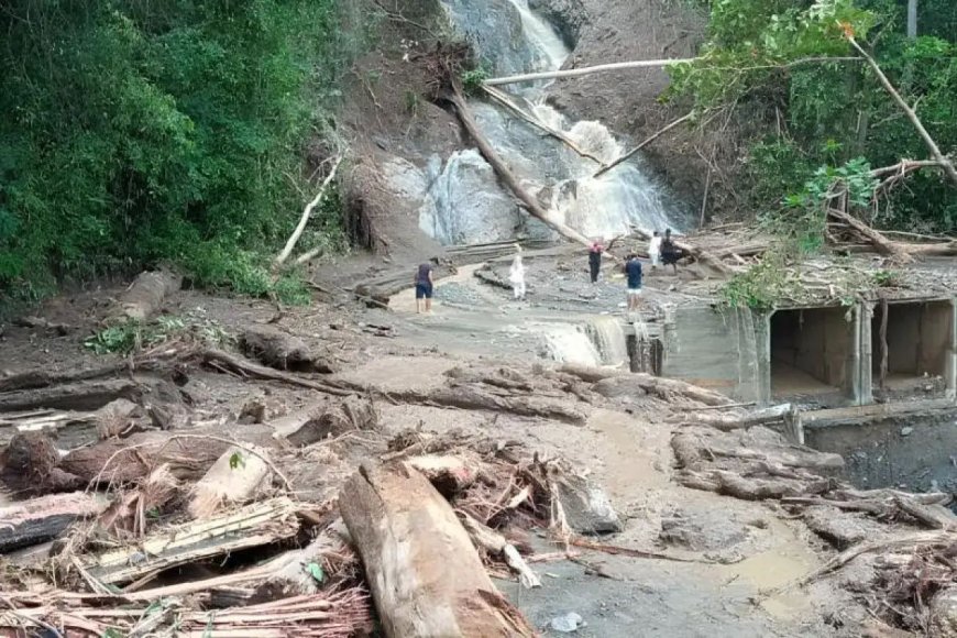 Banjir dan Longsor Putuskan Akses  Jalan Trans Sulawesi di Banggai
