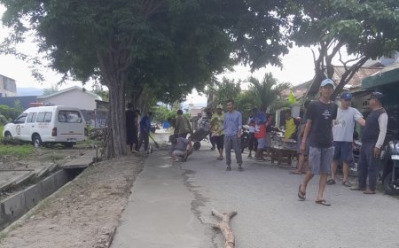Warga RW 5 dan RW 6 BTN Lasoani Kerja Bakti Tambal Jalan Berlubang