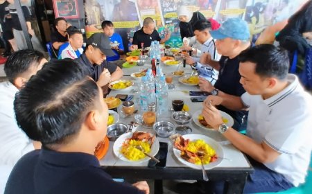 Ketum PSI, Kaesang Pangarep Ditemani Ahmad Ali Menikmati Nasi Kuning Kota Palu