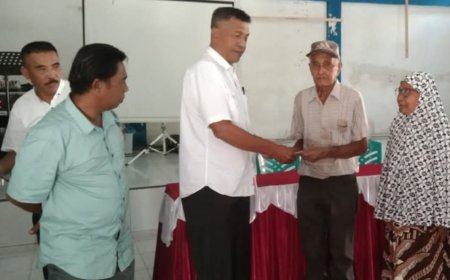 Pemdes Toini Serahkan BLT-DD Tahap 4 ke 44 KPM