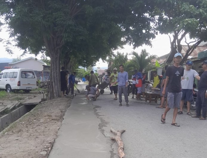 Warga RW 5 dan RW 6 BTN Lasoani Kerja Bakti Tambal Jalan Berlubang