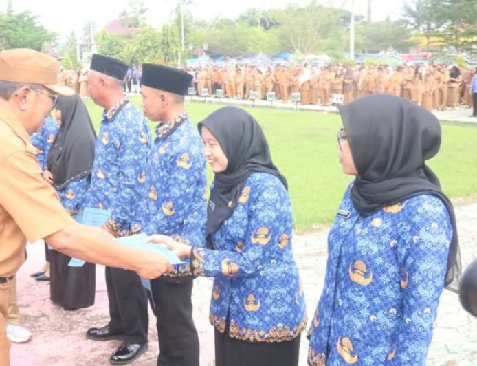 Wabup Poso Serahkan SK PPPK Tahap Dua 2024