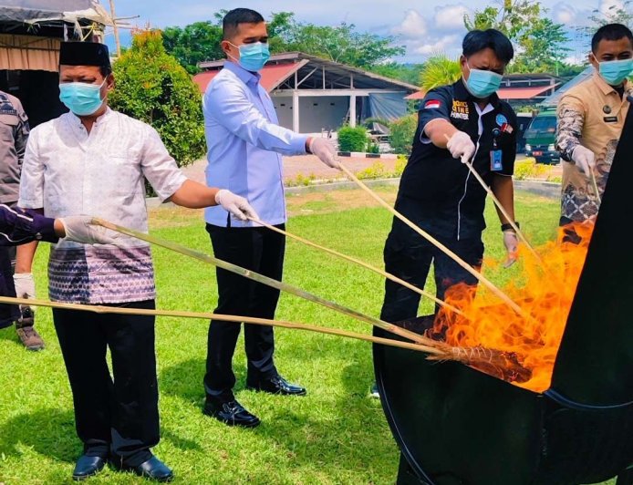 Kejari Touna Musnahkan  Babuk 14 Perkara Pidum