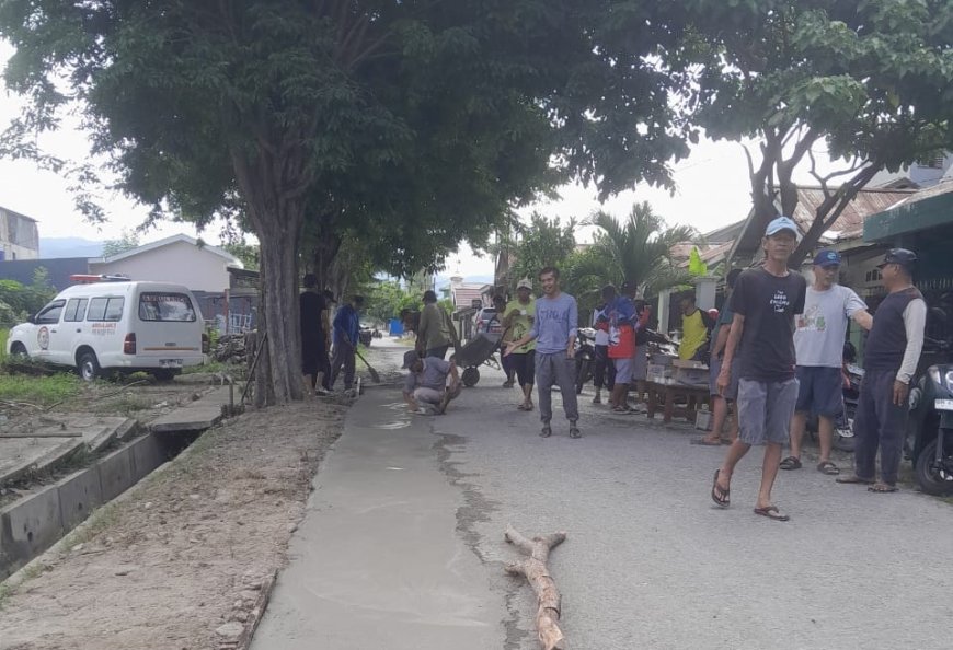 Warga RW 5 dan RW 6 BTN Lasoani Kerja Bakti Tambal Jalan Berlubang