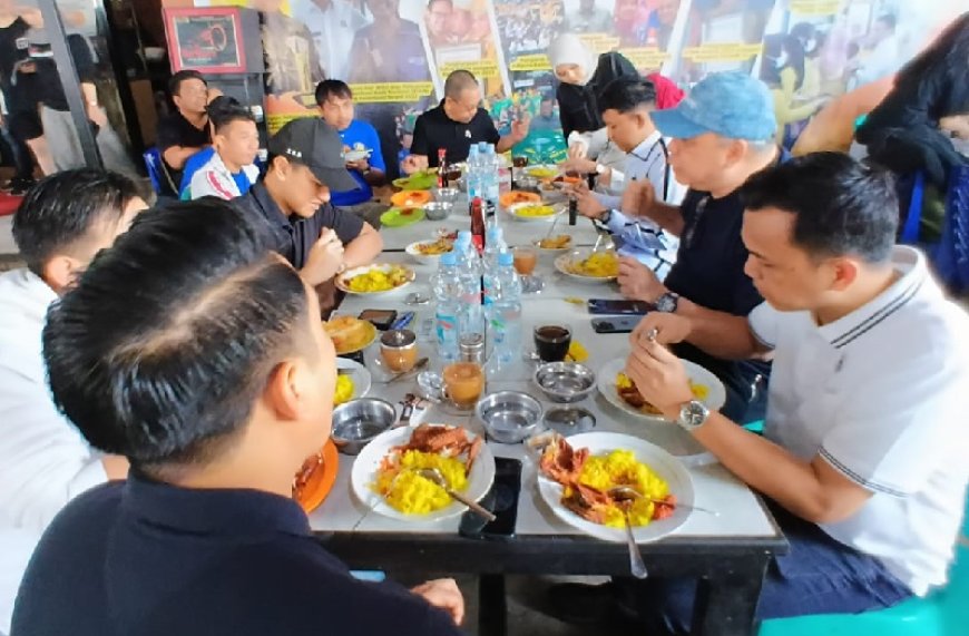 Ketum PSI, Kaesang Pangarep Ditemani Ahmad Ali Menikmati Nasi Kuning Kota Palu