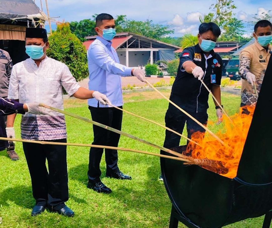 Kejari Touna Musnahkan  Babuk 14 Perkara Pidum