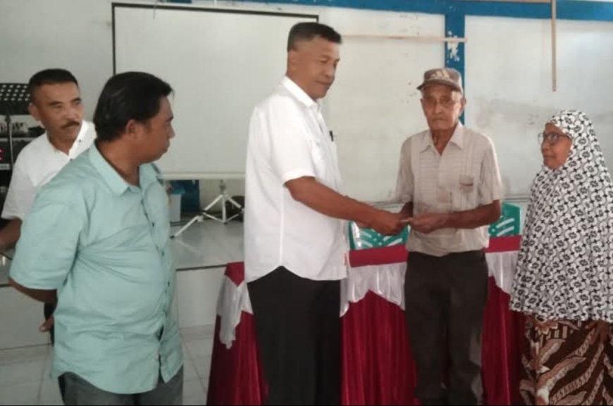 Pemdes Toini Serahkan BLT-DD Tahap 4 ke 44 KPM