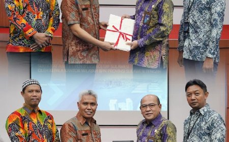 Kepala Kantah Palu Dampingi Kakanwil BPN Serahkan Sertipikat PLN UIP Sulawesi