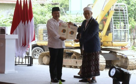 Serahkan Sertipikat Tanah Wakaf, Dirjen PPTR Kementerian ATR/BPN: Agar Pembangunan Pesantren Al-Khoziny Berjalan Tertib