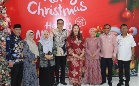 Momen Natal, Rumah Bupati Vera Diserbu Pejabat, Gubernur dan Wagub Ikut Sumbang Lagu