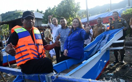 Serahkan Bantuan 10 Kapal Nelayan, Vera: Jaga dan Rawat Bantuan Pemerintah