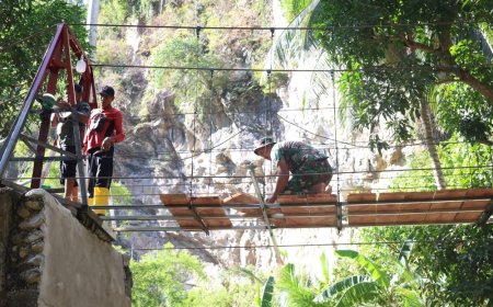 Personel Kodim 1306/KP Renovasi Jembatan Gantung, Demi Akses Aman Warga dan Anak Sekolah di Parimo