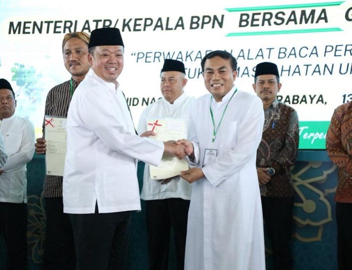 Jelang Natal, Romo Wahyu Terima Sertipikat untuk Gereja Katolik Fransiskus Asisi sebagai Kado Natal bagi Umat