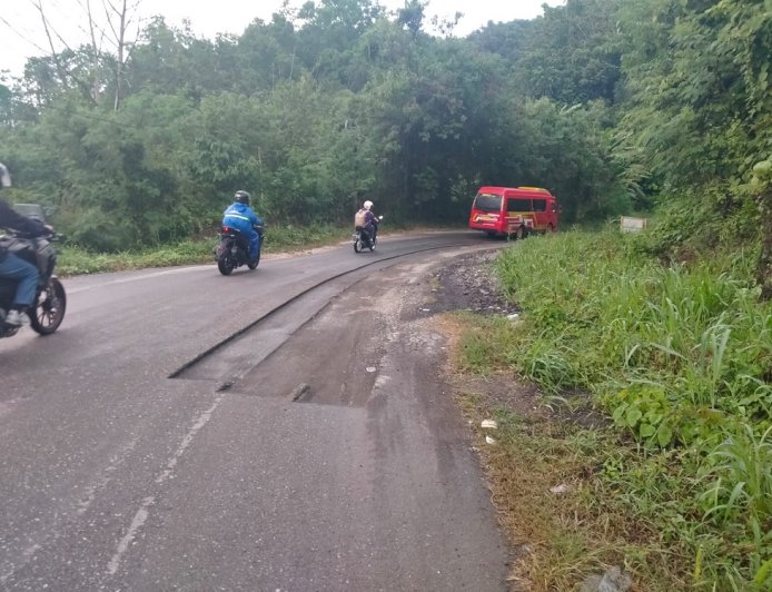 Pengerjaan Proyek Jalan Tagolu-Tentena Berjalan Lambat, Banyak Lubang Ancam Keselamatan Pengguna Jalan