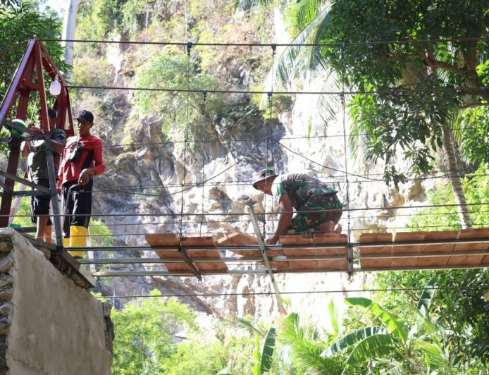 Personel Kodim 1306/KP Renovasi Jembatan Gantung, Demi Akses Aman Warga dan Anak Sekolah di Parimo