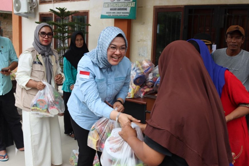 Ketua TP PKK Palu Salurkan Bantuan ke Warga Terdampak Banjir di Padang Pariaman
