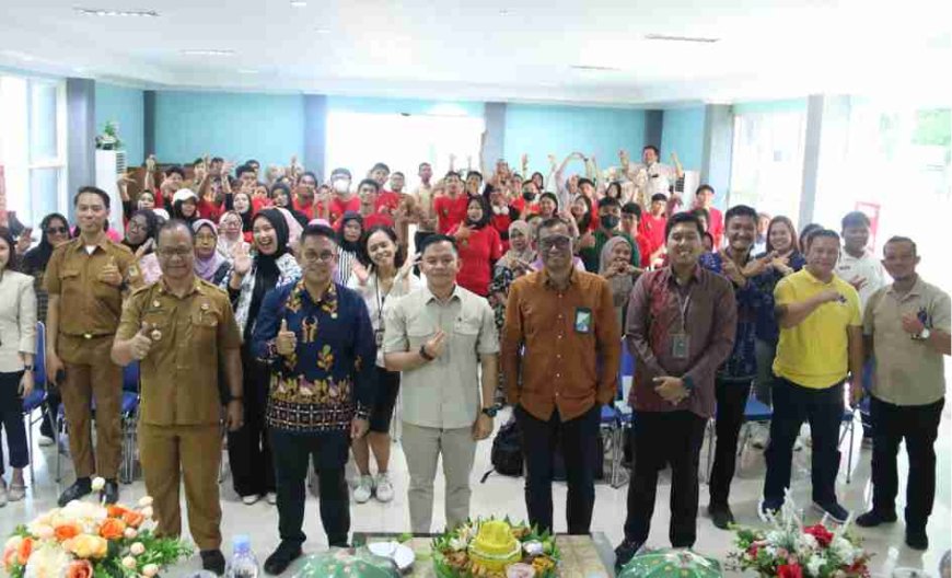 Serahkan Buku Saku Literasi Keuangan, Kepala OJK Sulteng: PMI Kontributor Penting bagi Perekonomian Nasional