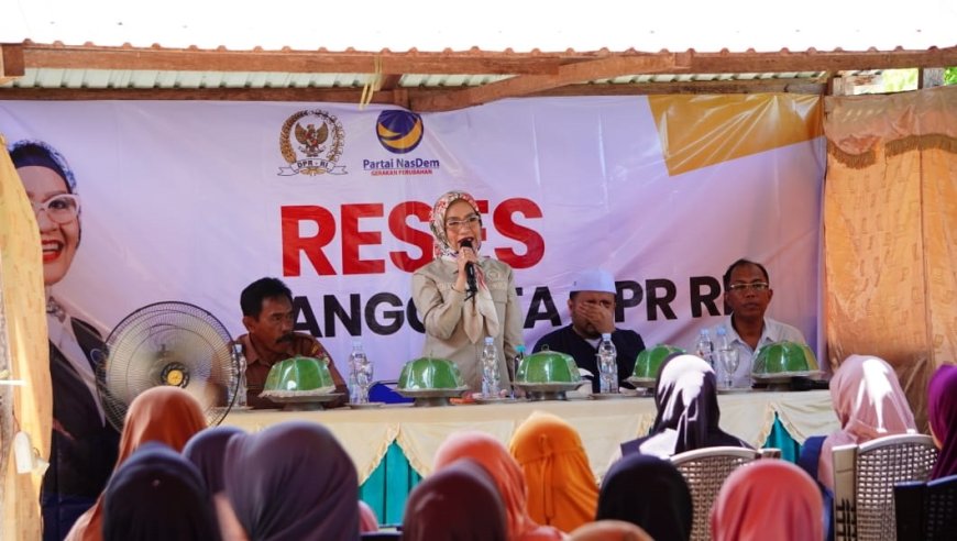 Nilam Sari Lawira Serahkan Beasiswa PIP ke 439 Siswa di Tojo Unauna