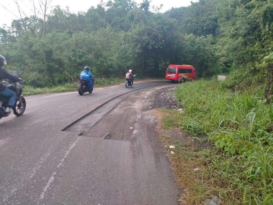 Pengerjaan Proyek Jalan Tagolu-Tentena Berjalan Lambat, Banyak Lubang Ancam Keselamatan Pengguna Jalan
