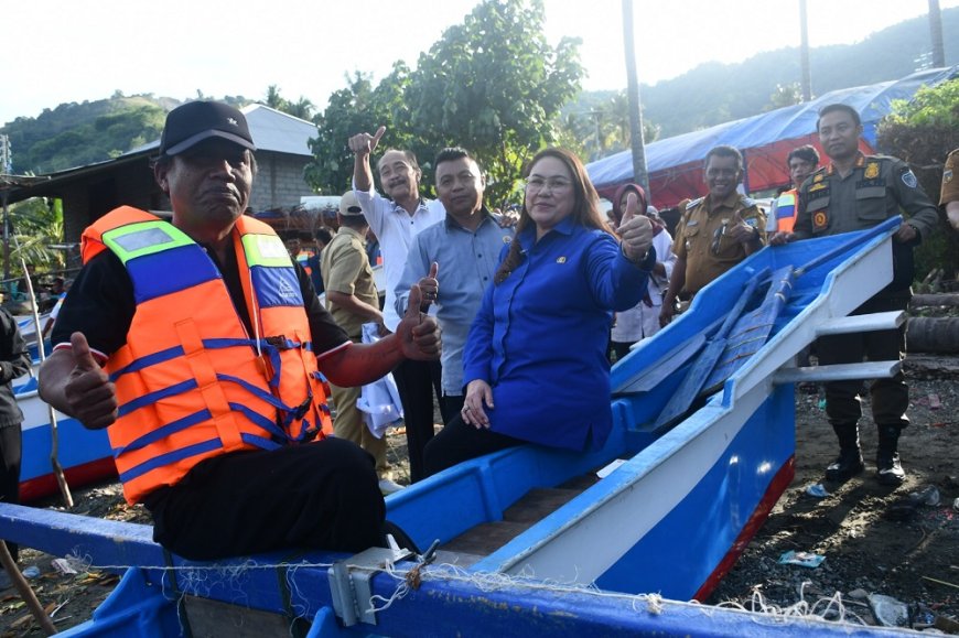 Serahkan Bantuan 10 Kapal Nelayan, Vera: Jaga dan Rawat Bantuan Pemerintah