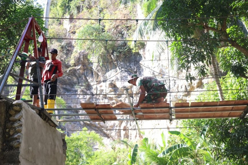 Personel Kodim 1306/KP Renovasi Jembatan Gantung, Demi Akses Aman Warga dan Anak Sekolah di Parimo
